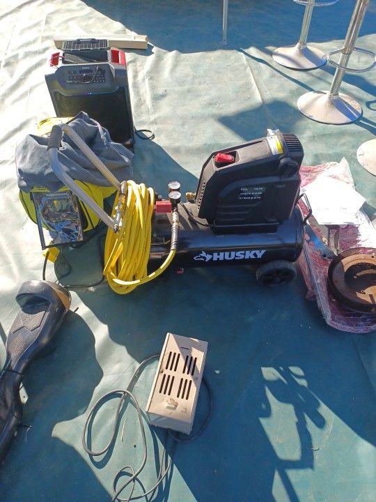 Like New Air Compressor 8 Gallons 200 With Hose And Accessories