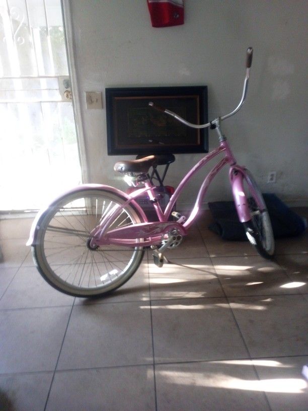 Beautiful Girls Trek Bike. Like New
