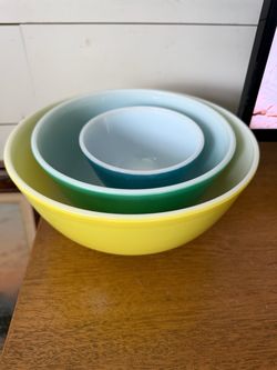 Vintage Pyrex bowls