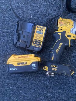 DEWALT dcf850 brushless impact. Battery and charger