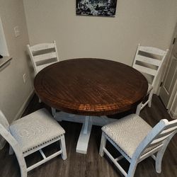 VALEBECK ANTIQUE WHITE KITCHEN TABLE AND CHAIR SET 