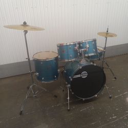 DIXON SPARK COMPLETE SET 5 PIECE (22-16-14-13-12) SINGLE PEDAL AND SABIAN CYMBALS -USED ONLY 3 TIMES