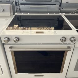 Kitchen Aid 220v White Glass Top Electric Stove In Excellent Condition 