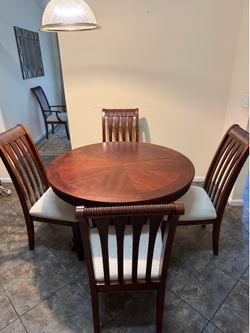 Round dinning table and chairs
