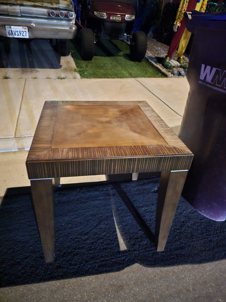 Wood End Table In Good Condition