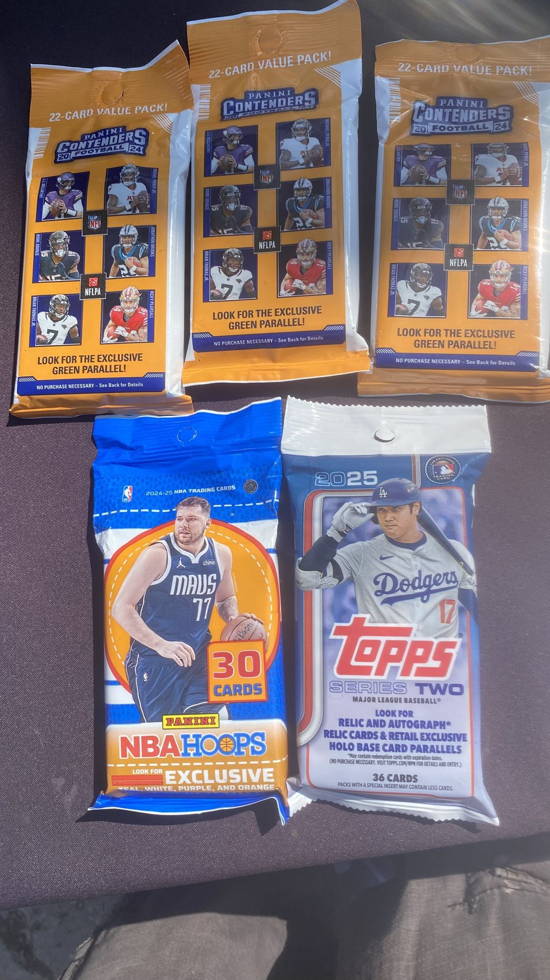 5 NEW PACKS OF SPORTS 🏈 🏀 ⚾️ CARDS ( 3) Contender’s Football,(1) NBA HOOPS, And (1) TOPPS MLB