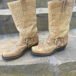 FYRE women’s Boot Pair Size 7 Med. Banana Light Color slightly used look brand new.