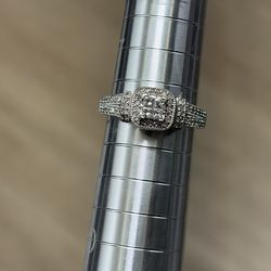 14k White gold diamond ring