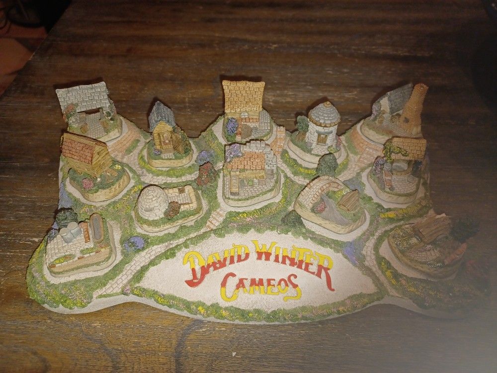 David Winter CAMEOS Bright Base W/ 12 Houses $75obo