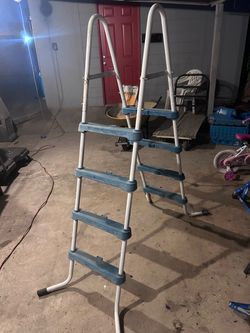 Pool ladder