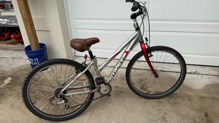 Giant  XS extra small adult Bolder bike 26 inch 7 speed cruiser mountain bike