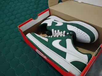 Nike dunks - green / white.