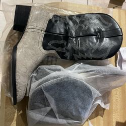 Men’s CN 42 or US 9 boots new in bag $60 in n Lakeland 