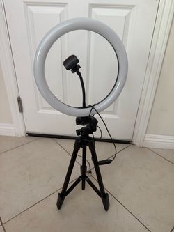 Ring light with tripod