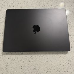MacBook Pro 14 in (2024) M4 / 16 GB / 512 GB - 6 Cycles