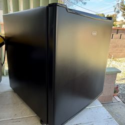 Sunbeam 1.7 cu ft Mini Refrigerator, Black (Mini Fridge Compact Single Door)