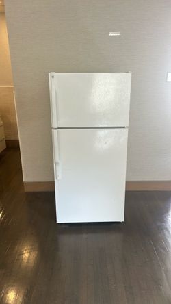 GE 16 cu Ft Refrigerator w/ ice maker