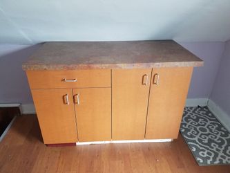 I sell a closet in good condition kept for $ 150 payment only in cash I do not accept check only cash.