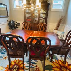 Hamlyn Dining Set (Mint Condition)