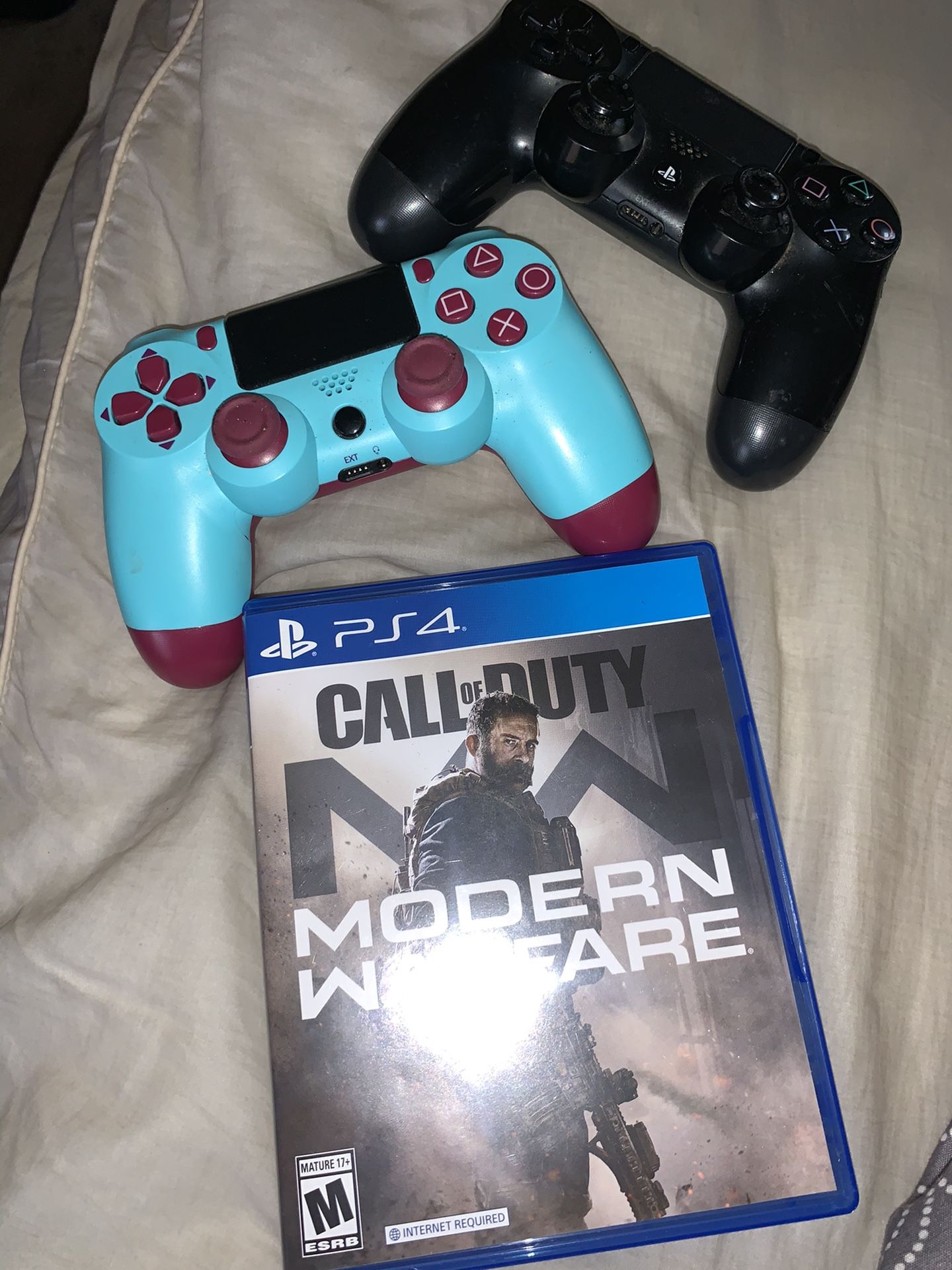 Modern Warfare + 2 Controllers