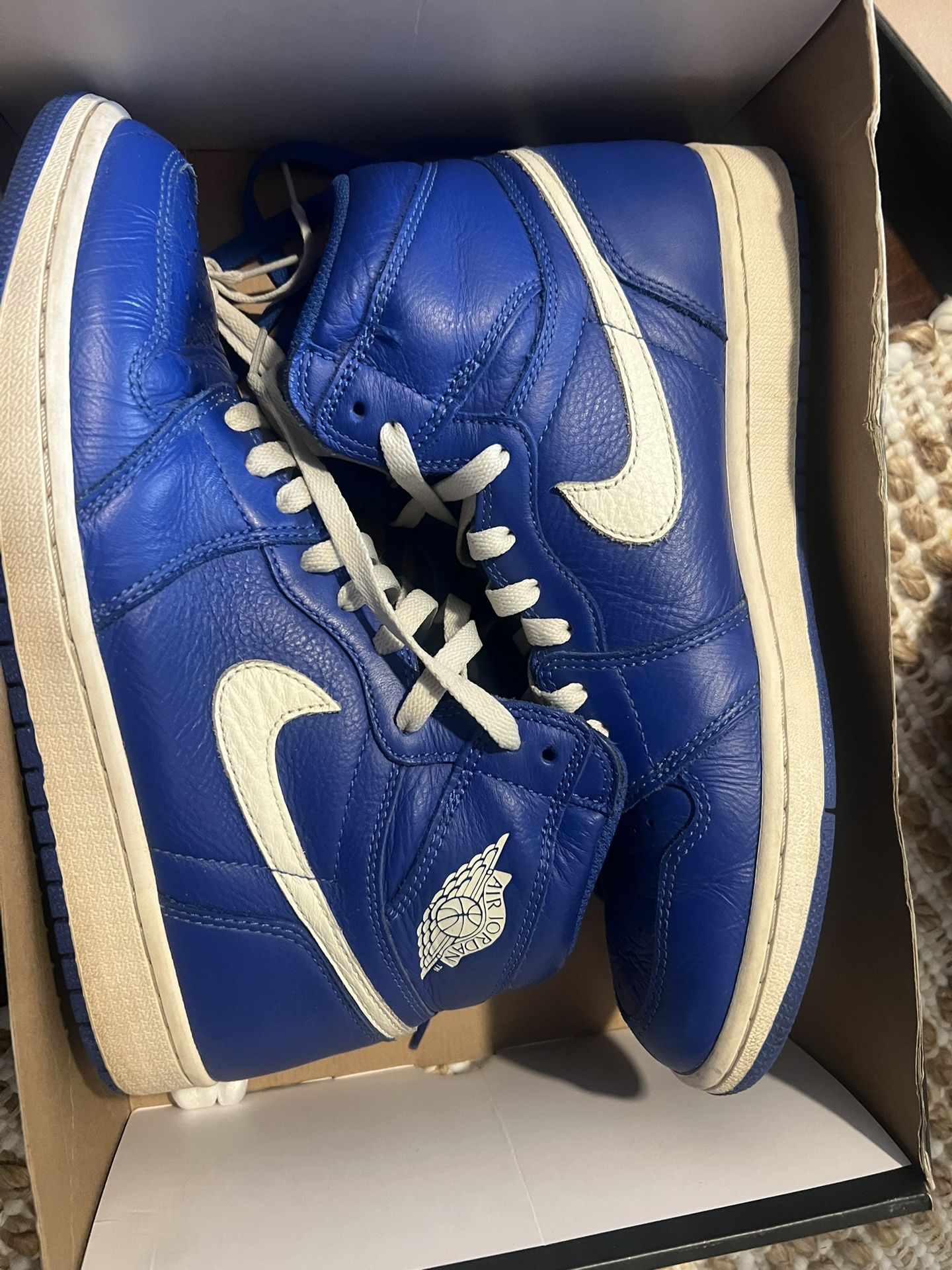Jordan 1 Hyper Royal