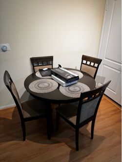Table with 4 or 6 chairs