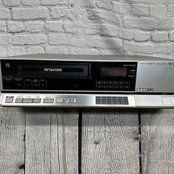 Sanyo VCR 4670 Betacord Betamax Video Cassette Recorder Powers On