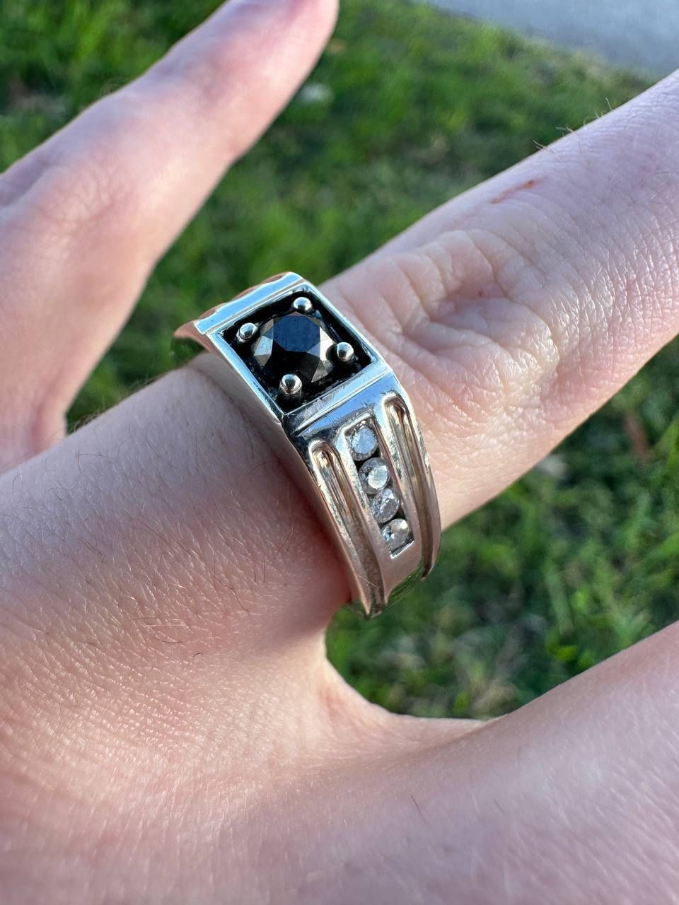 10k white gold onyx diamond gents ring