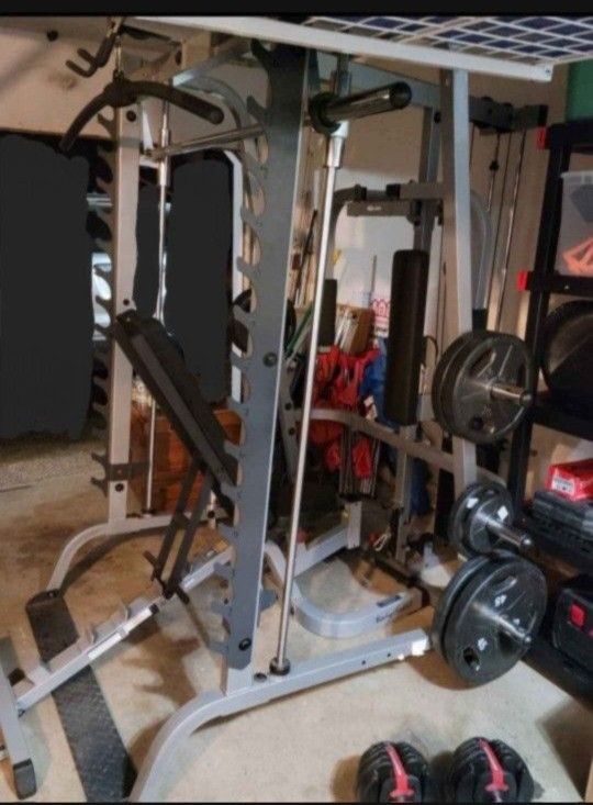 Body Soild Bench Press