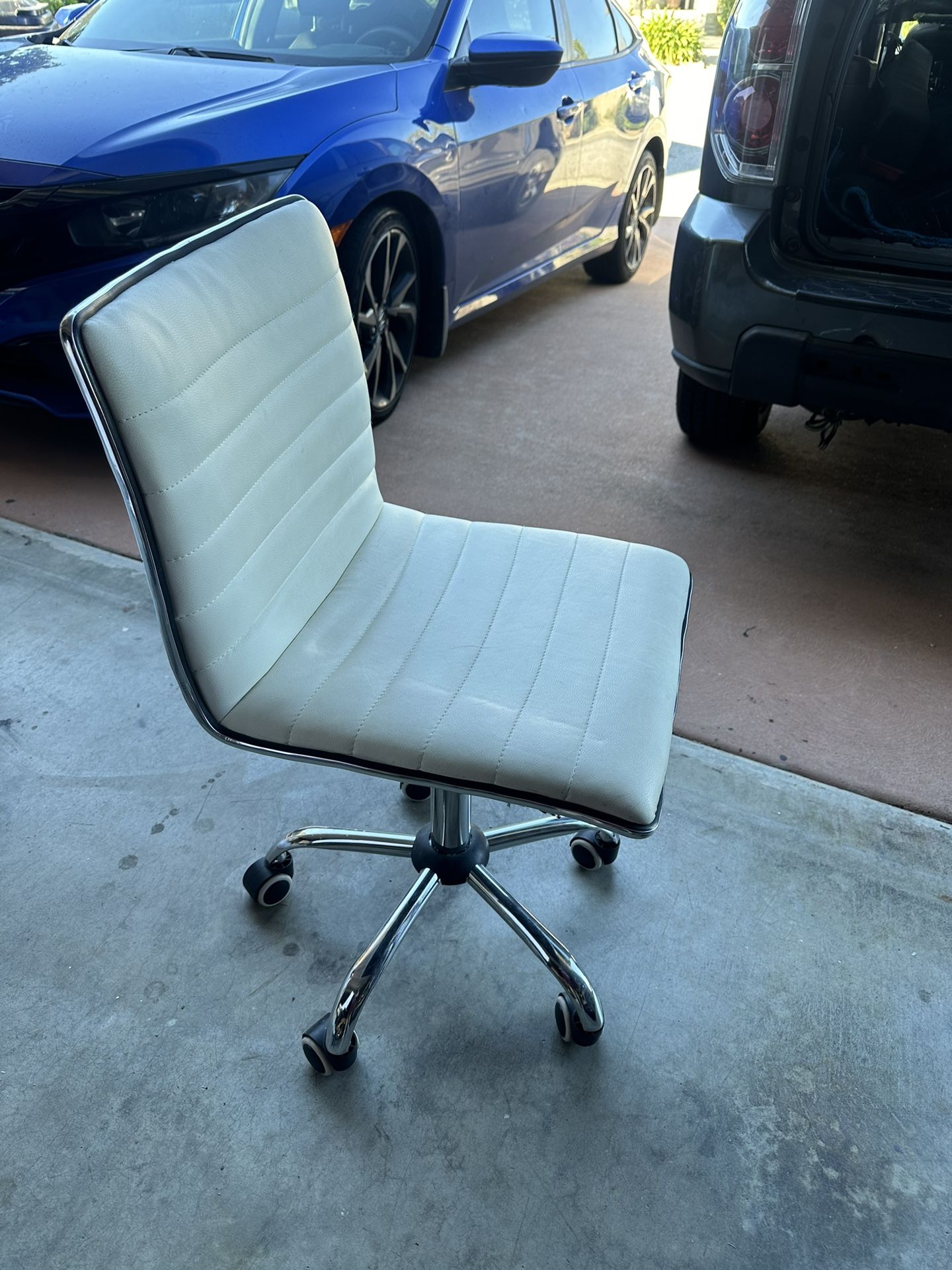White desk Chair