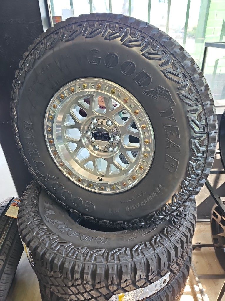 17 Inch Kmc Rims 6 Lug 6x139 6x5.5 On New Tires 315 70 17 Lt 