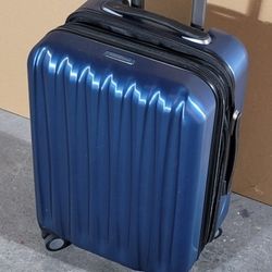 Ricardo Carry-On Luggage – Hard Shell Spinner (Excellent Condition) $50 Obo
