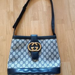 Gucci 30.01.1633 Leather Shoulder Bag Purse Line Navy Blue Vintage Bucket Interlocking PVC Authentic GG Canvas design

Excellent used condition
Outer 