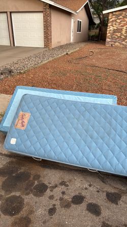 Twin mattress and boxspring
