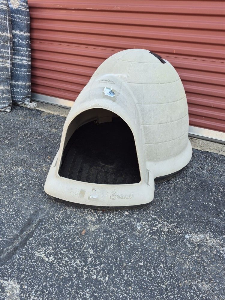 Large IGLOO Dog House