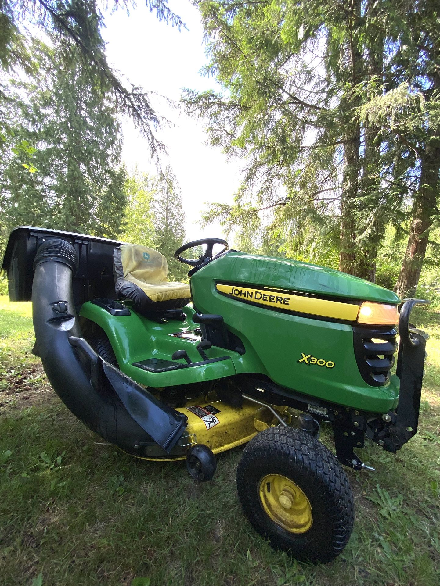 FS: John Deere X300 Mower Riding Lawnmower w/ Bagger System