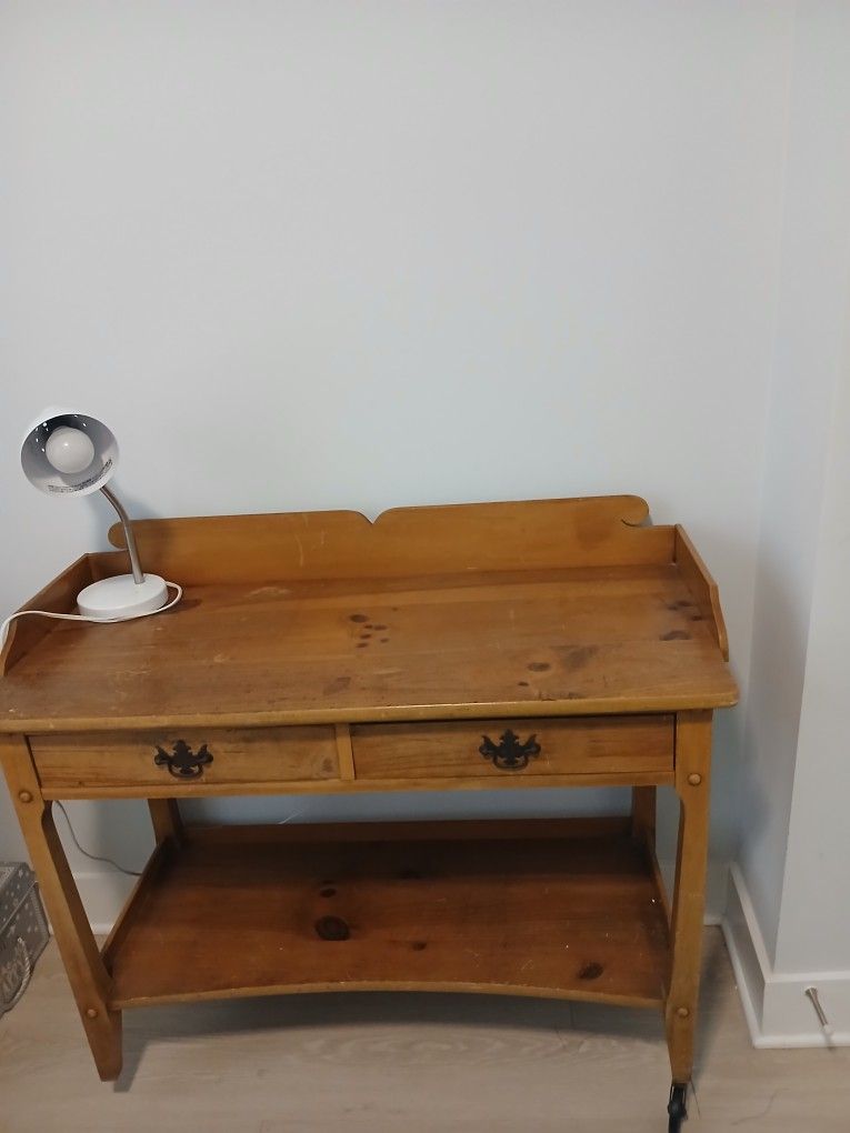 Nice Wood Desk With A Lamp And Wheels .100$