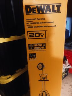 Dewalt Tripod Light 