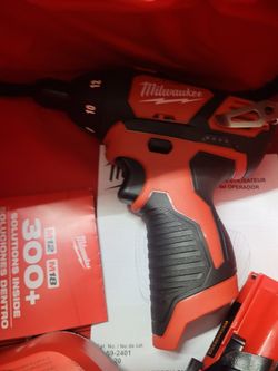 New MILWAUKEE M12 DRILL/DRIVER BATTERY AND CHARGER 