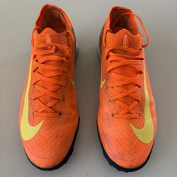 Soccer ⚽️ turf shoes- size 7