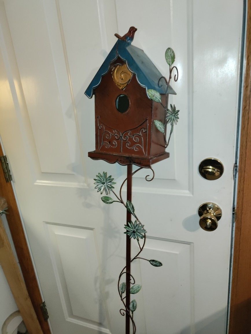 Metal birdhouse stake decor!