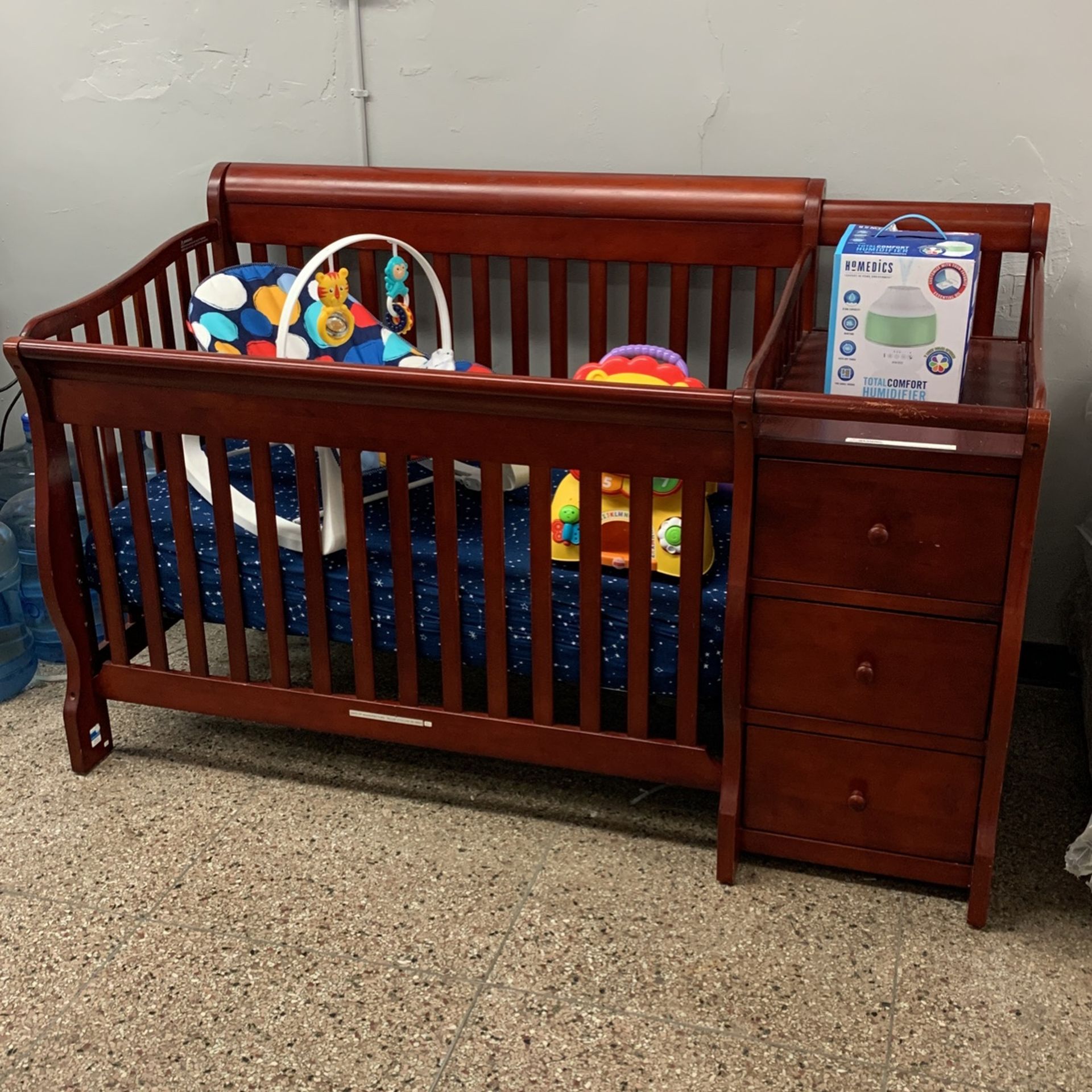 Toddler crib With Mattress And Extra Stuff!! 