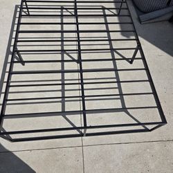 Queen Size Metal Bed Frame – Heavy Duty Platform 🛏️
