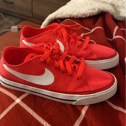 Nike Womens Size 8 -redish Color