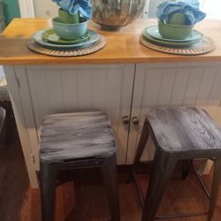 CUTE KITCHEN ISLAND WITH STOOLS AT PICKY PINCHERS 801 TURNER ST CLEARWATER OPEN TODAY 12-6 FREE DELIVERY 