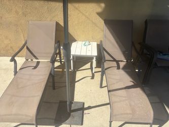 2 pool chairs