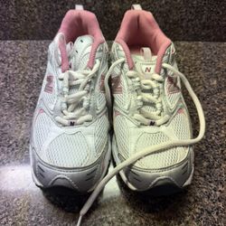 White Nike Woman’s Sneakers With Pink 7.5