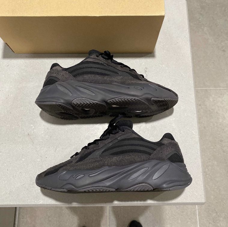 Yeezy 700 V2 Vanta (size:7)