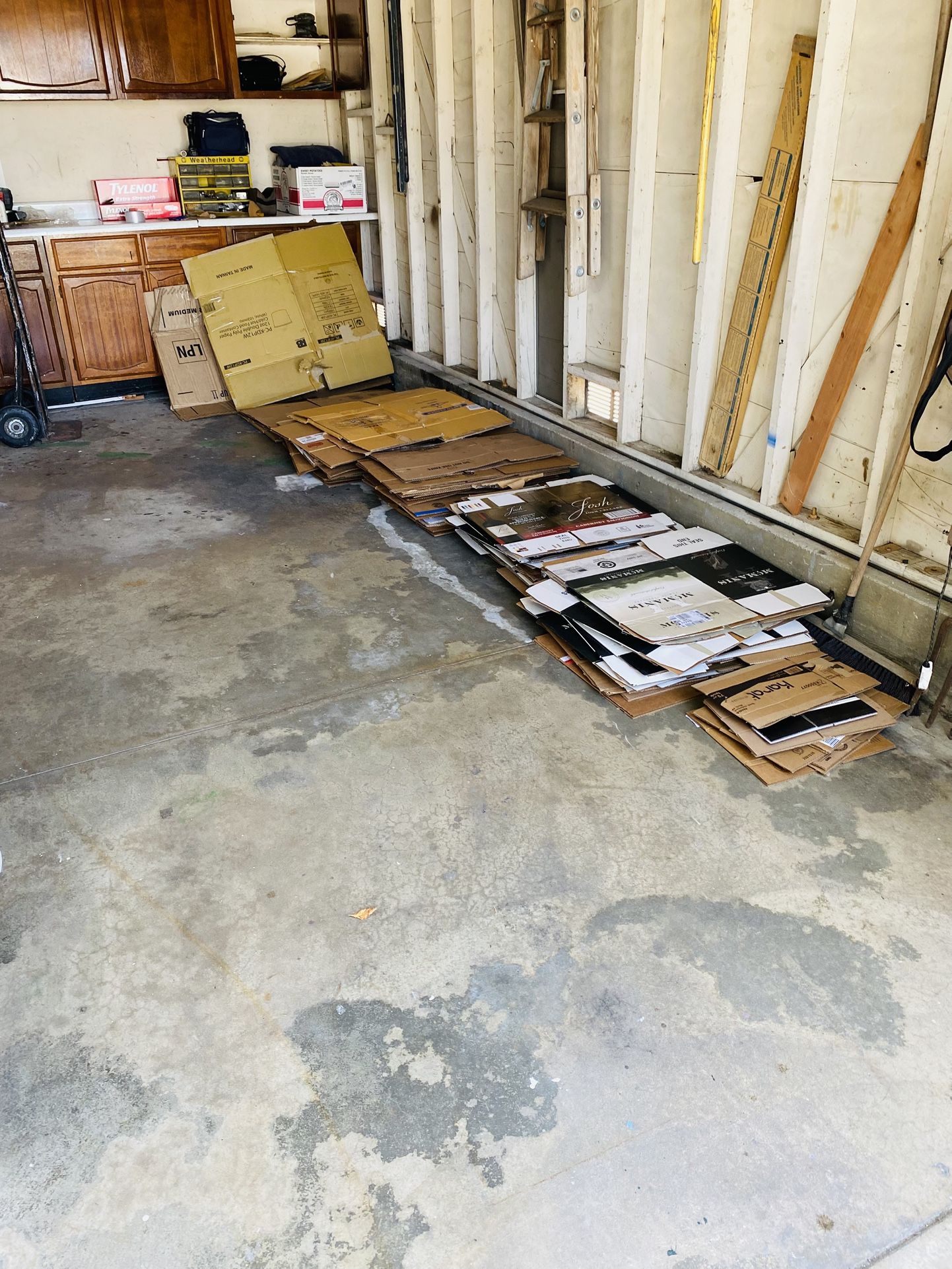 Moving boxes. (. 65 Bx)