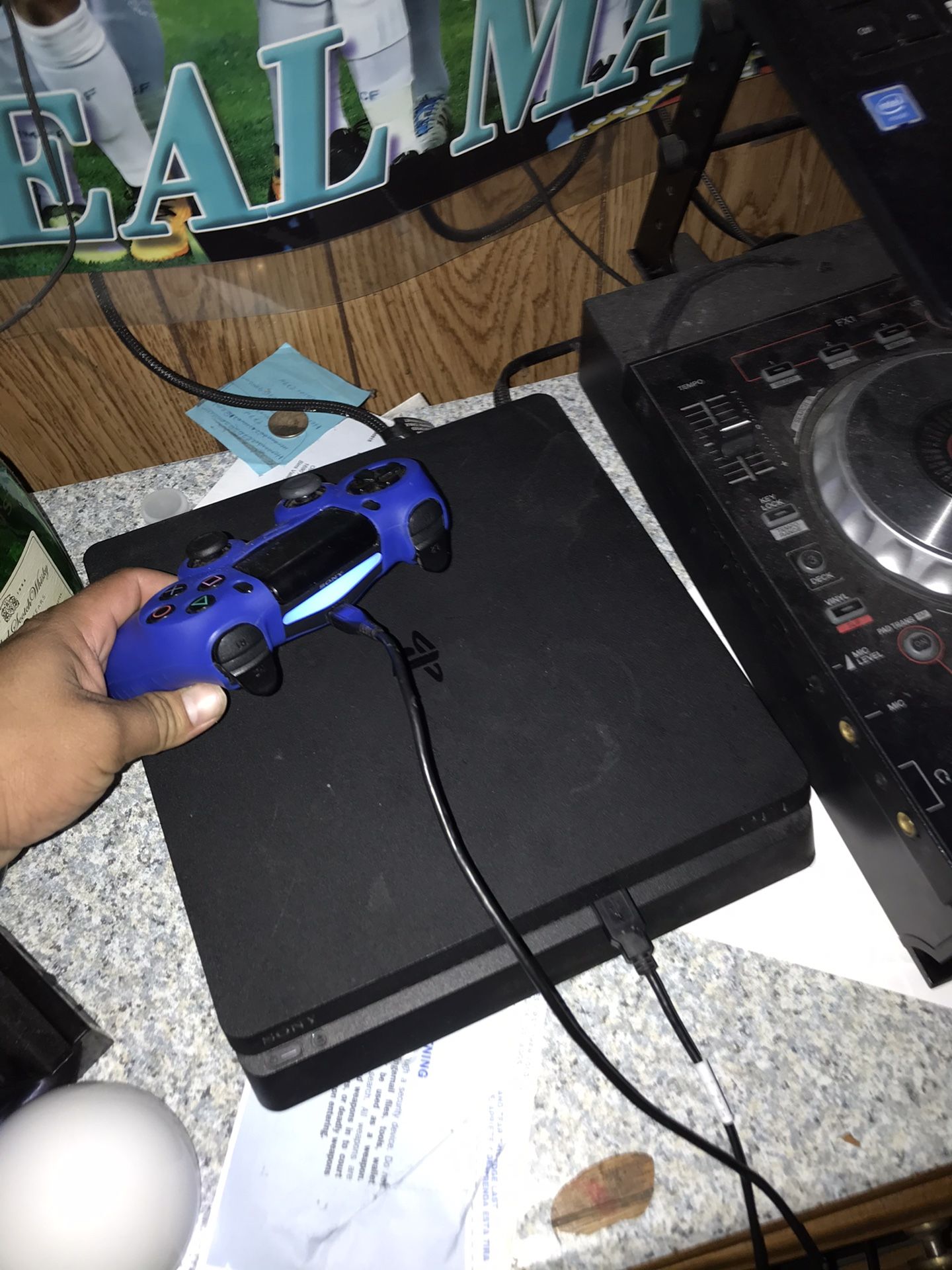 Ps4 muy buenas condiciones casi no lo uso buen estado